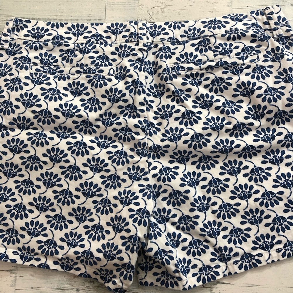 Liz Claiborne White and Blue Patterned Shorts - Picture 7 of 7
